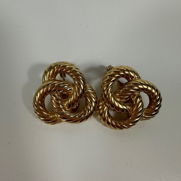 ✨Vintage Monet Trinity Knot Clip-on Gold Tone Statement Earrings - Picture 1 of 7